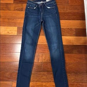 dark washed skinny jeans